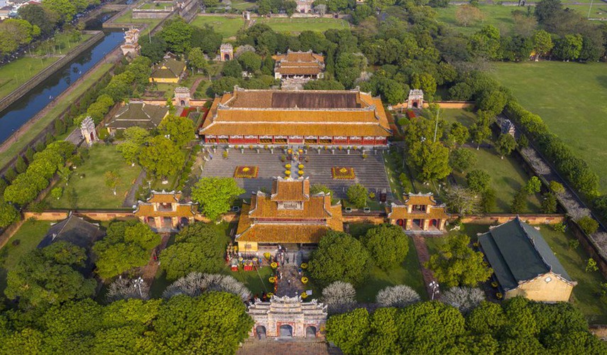 hue imperial citadel hosts reenactment of cay neu ceremony hinh 1