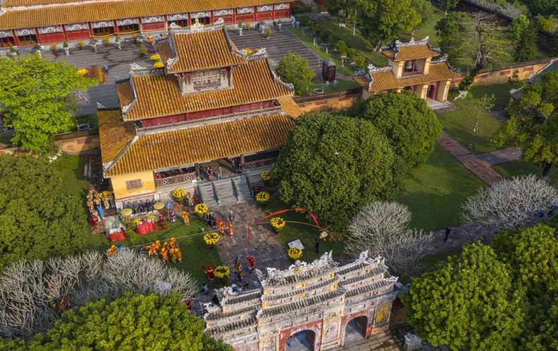 hue imperial citadel hosts reenactment of cay neu ceremony hinh 2