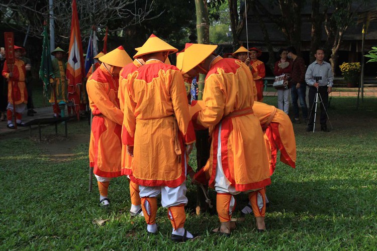 hue imperial citadel hosts reenactment of cay neu ceremony hinh 6