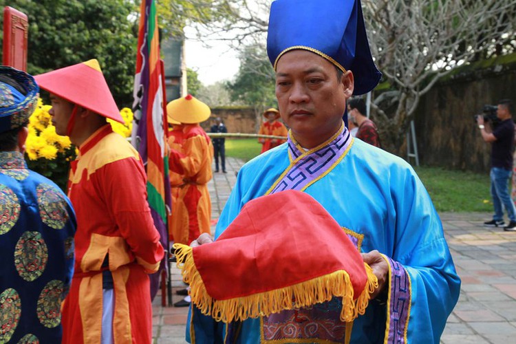 hue imperial citadel hosts reenactment of cay neu ceremony hinh 7