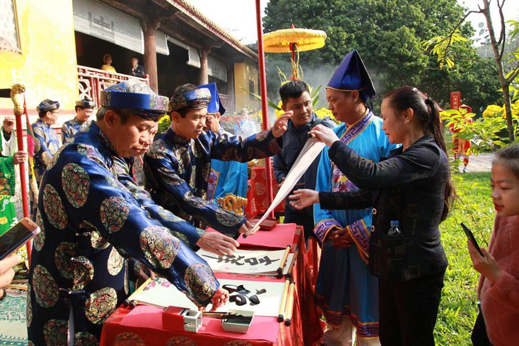 hue imperial citadel hosts reenactment of cay neu ceremony hinh 9