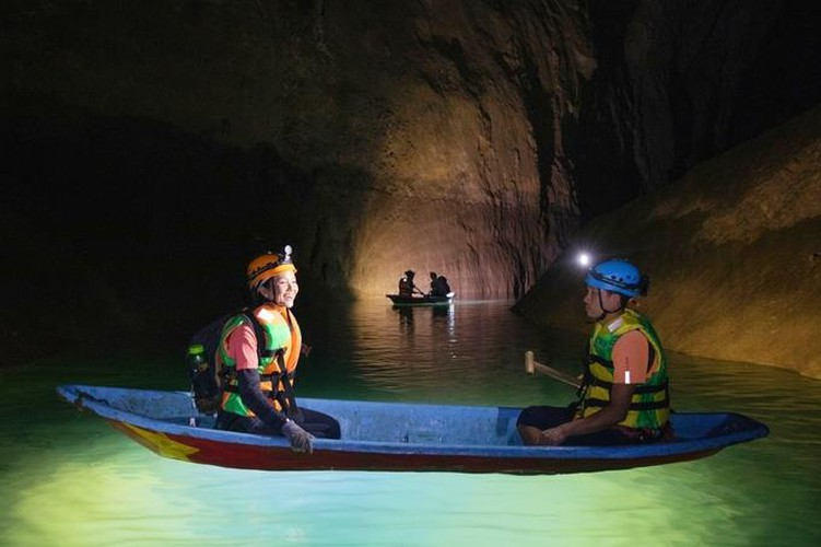 miss universe beauty takes part in epic son doong cave tour hinh 12