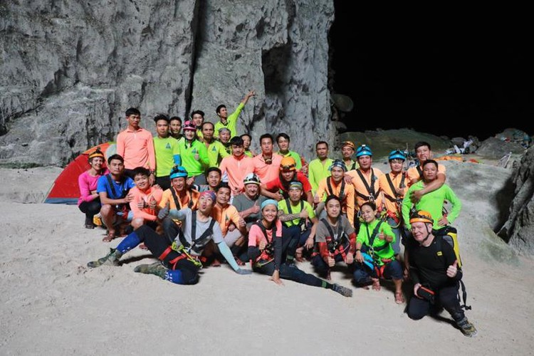 miss universe beauty takes part in epic son doong cave tour hinh 1