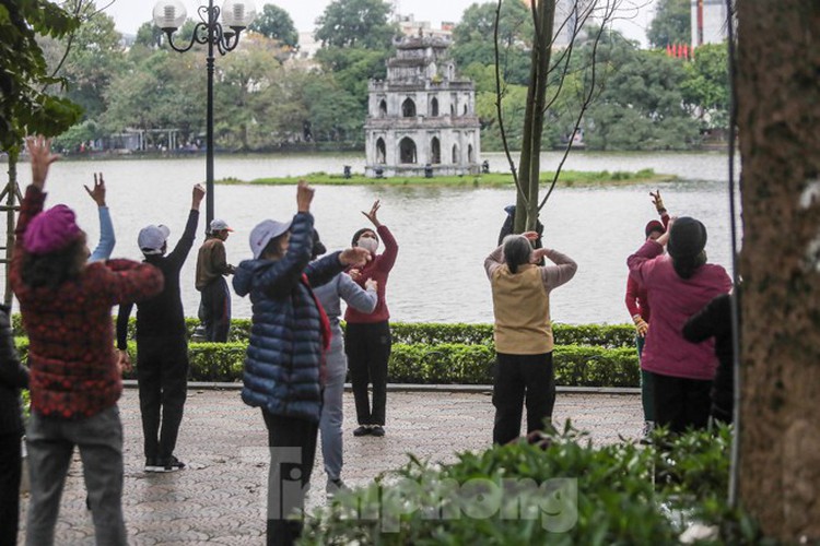 walking streets around ho guom remain hive of activity amid ncov situation hinh 10