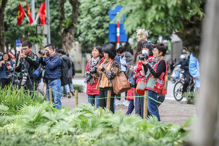 walking streets around ho guom remain hive of activity amid ncov situation hinh 11