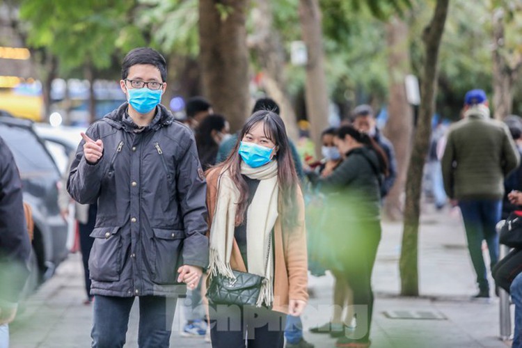 walking streets around ho guom remain hive of activity amid ncov situation hinh 12