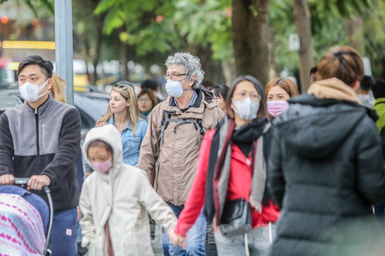 walking streets around ho guom remain hive of activity amid ncov situation hinh 13