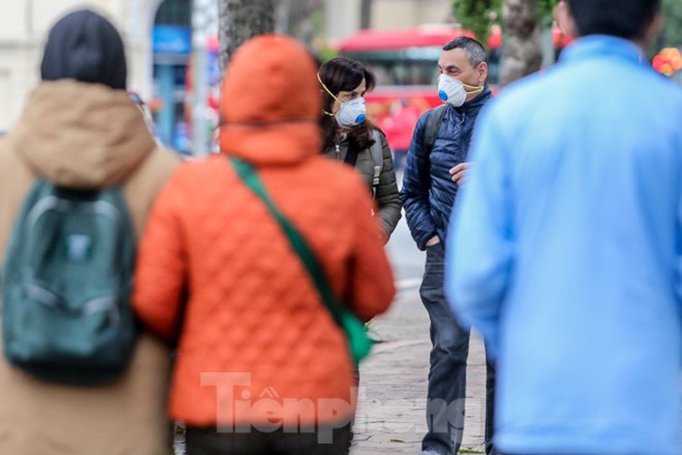 walking streets around ho guom remain hive of activity amid ncov situation hinh 14