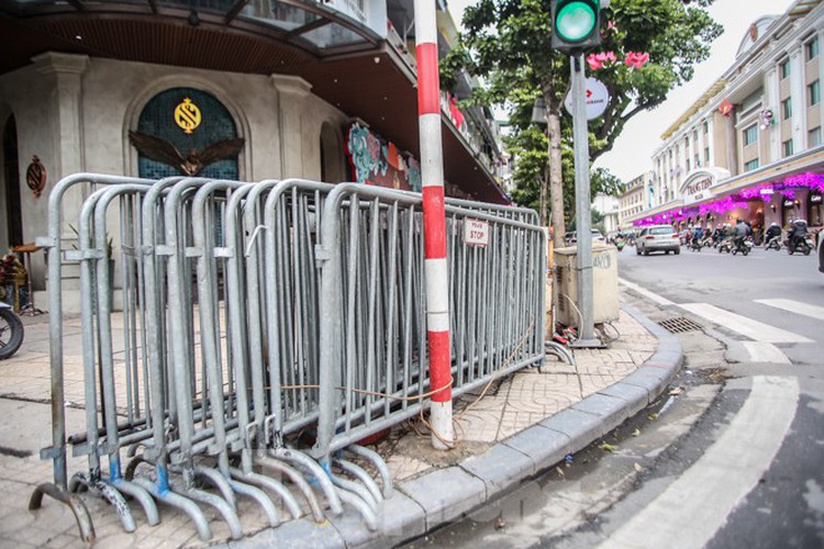 walking streets around ho guom remain hive of activity amid ncov situation hinh 1