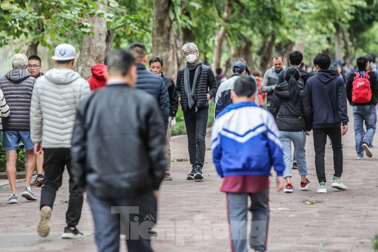 walking streets around ho guom remain hive of activity amid ncov situation hinh 2