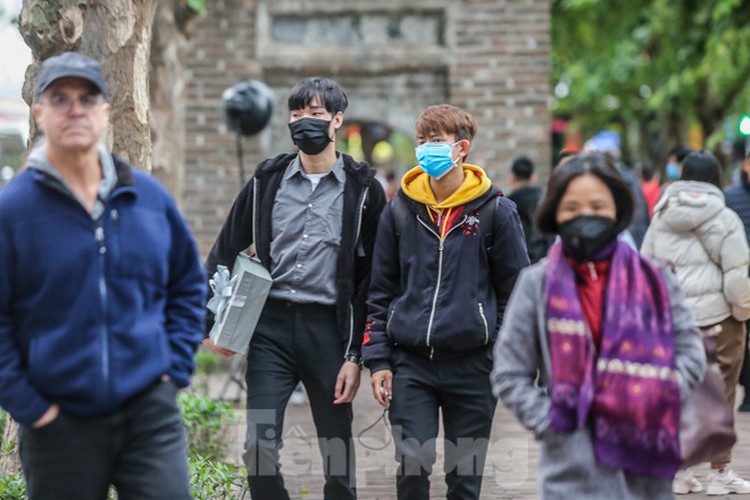 walking streets around ho guom remain hive of activity amid ncov situation hinh 3