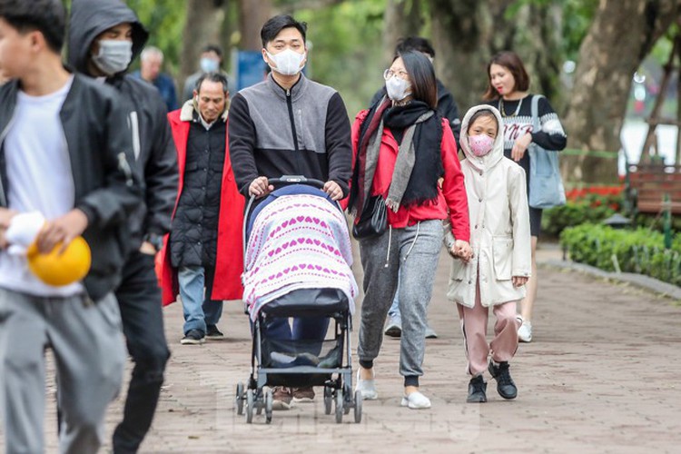 walking streets around ho guom remain hive of activity amid ncov situation hinh 4