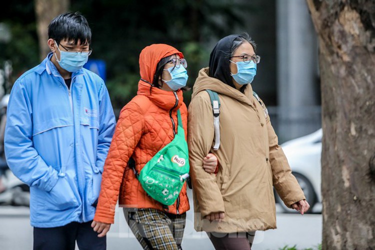 walking streets around ho guom remain hive of activity amid ncov situation hinh 5