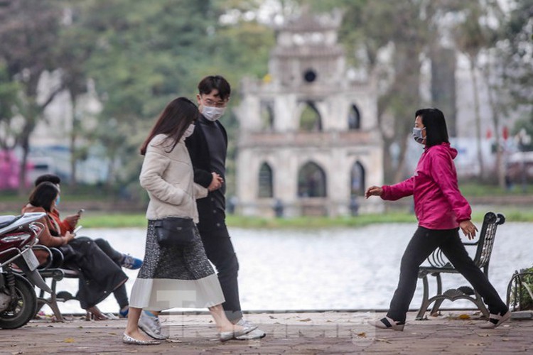 walking streets around ho guom remain hive of activity amid ncov situation hinh 6