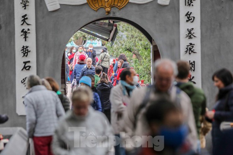 walking streets around ho guom remain hive of activity amid ncov situation hinh 7