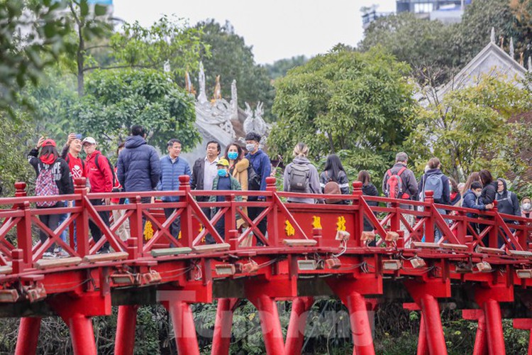 walking streets around ho guom remain hive of activity amid ncov situation hinh 8