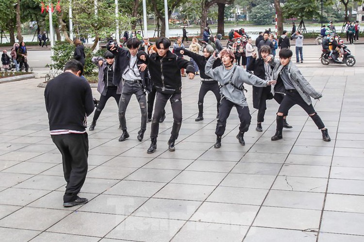 walking streets around ho guom remain hive of activity amid ncov situation hinh 9