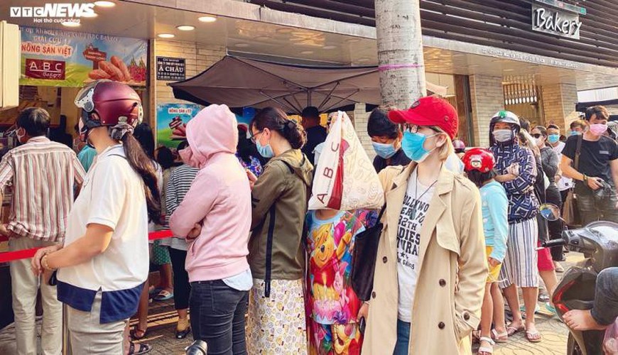 long queues form in hcm city as residents wait to buy dragon fruit bread hinh 10