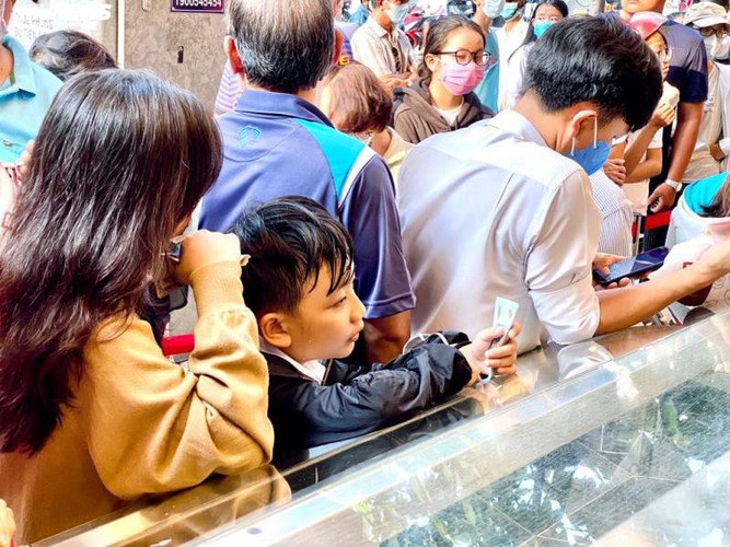 long queues form in hcm city as residents wait to buy dragon fruit bread hinh 11