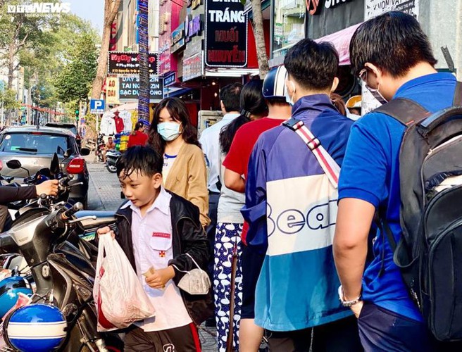 long queues form in hcm city as residents wait to buy dragon fruit bread hinh 12