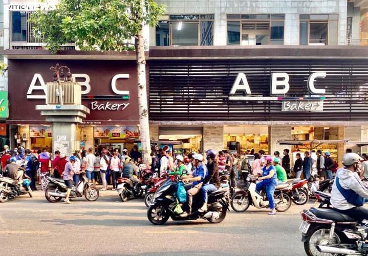 long queues form in hcm city as residents wait to buy dragon fruit bread hinh 1