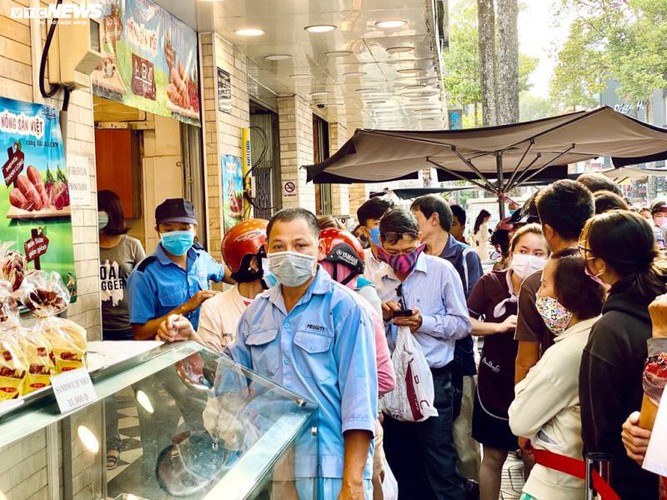 long queues form in hcm city as residents wait to buy dragon fruit bread hinh 2