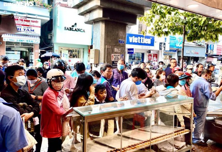 long queues form in hcm city as residents wait to buy dragon fruit bread hinh 3