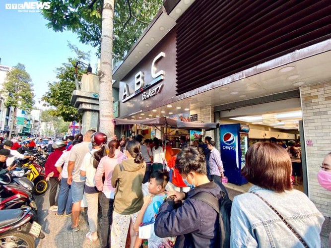 long queues form in hcm city as residents wait to buy dragon fruit bread hinh 4