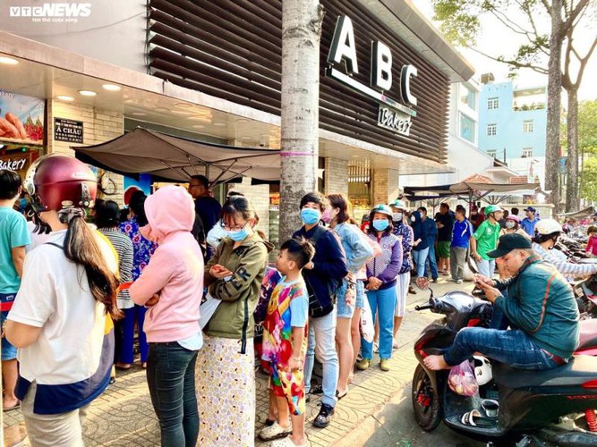 long queues form in hcm city as residents wait to buy dragon fruit bread hinh 5