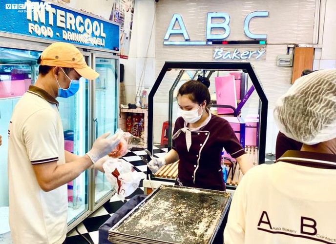 long queues form in hcm city as residents wait to buy dragon fruit bread hinh 6