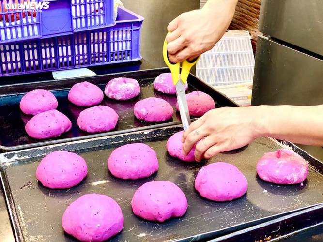 long queues form in hcm city as residents wait to buy dragon fruit bread hinh 8