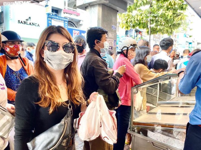 long queues form in hcm city as residents wait to buy dragon fruit bread hinh 9