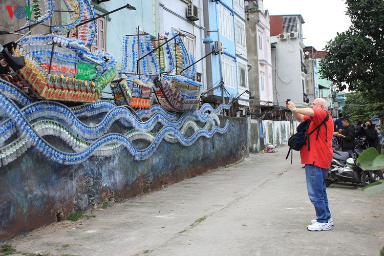 street art made from recycled material goes on display in hanoi hinh 13