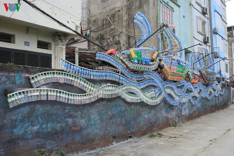 street art made from recycled material goes on display in hanoi hinh 1