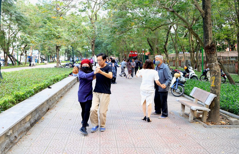 hustle and bustle returns to hanoi after impact of covid-19 hinh 1