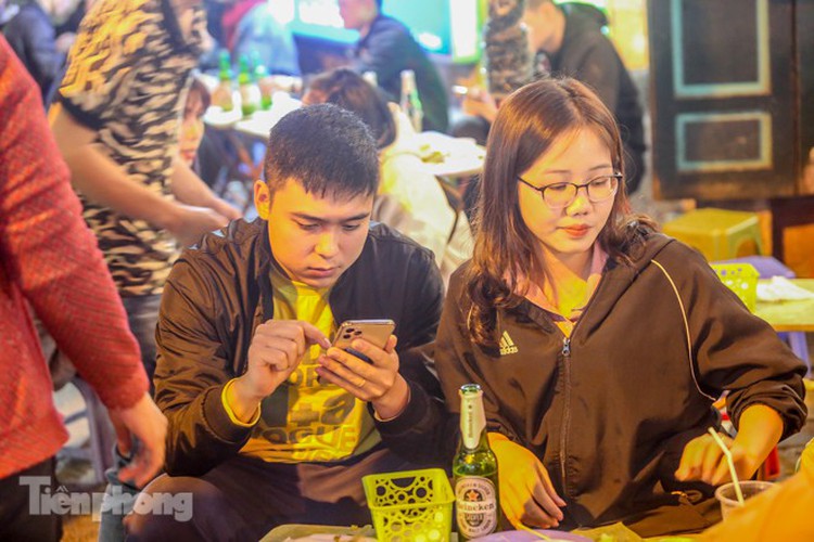 return of foreign tourists breathes energy back into ta hien street hinh 10