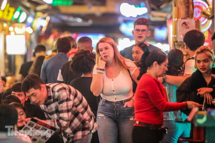 return of foreign tourists breathes energy back into ta hien street hinh 11