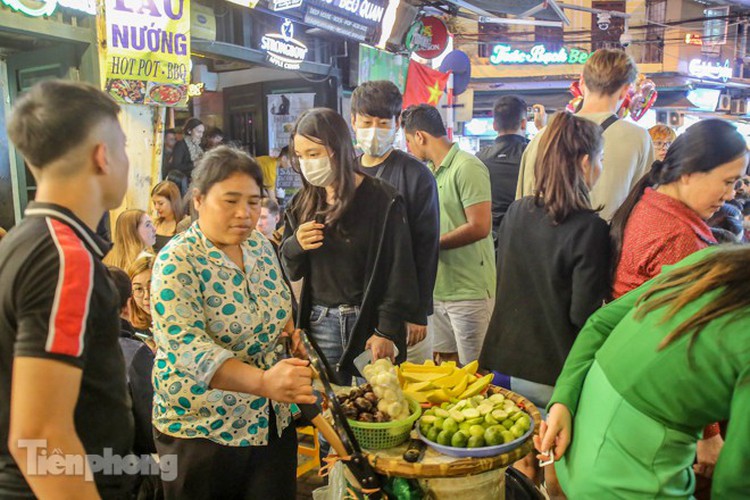 return of foreign tourists breathes energy back into ta hien street hinh 12