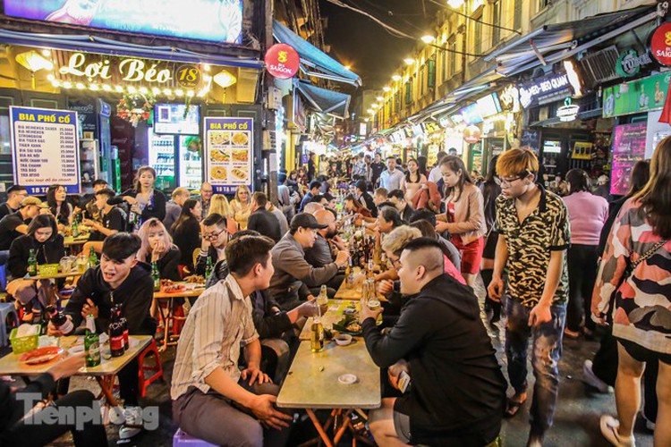 return of foreign tourists breathes energy back into ta hien street hinh 1