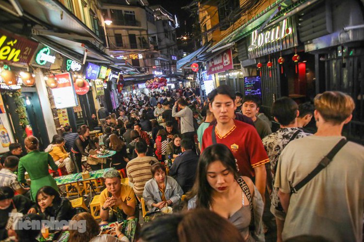 return of foreign tourists breathes energy back into ta hien street hinh 2