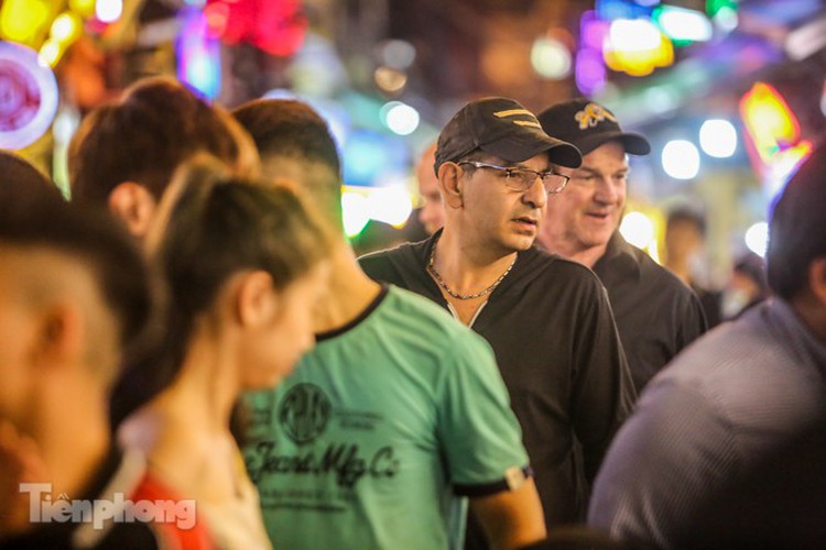 return of foreign tourists breathes energy back into ta hien street hinh 3