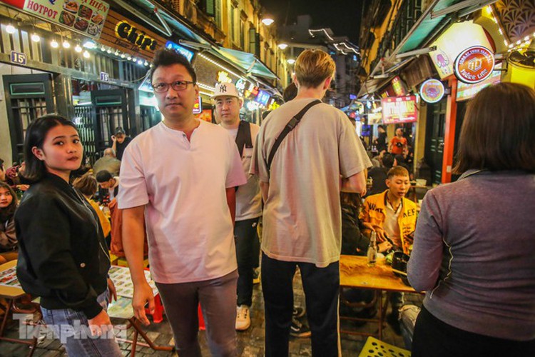 return of foreign tourists breathes energy back into ta hien street hinh 4