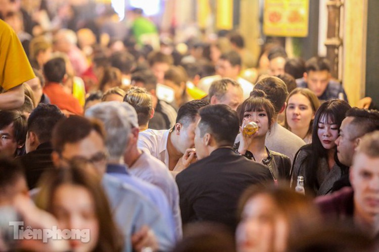 return of foreign tourists breathes energy back into ta hien street hinh 5