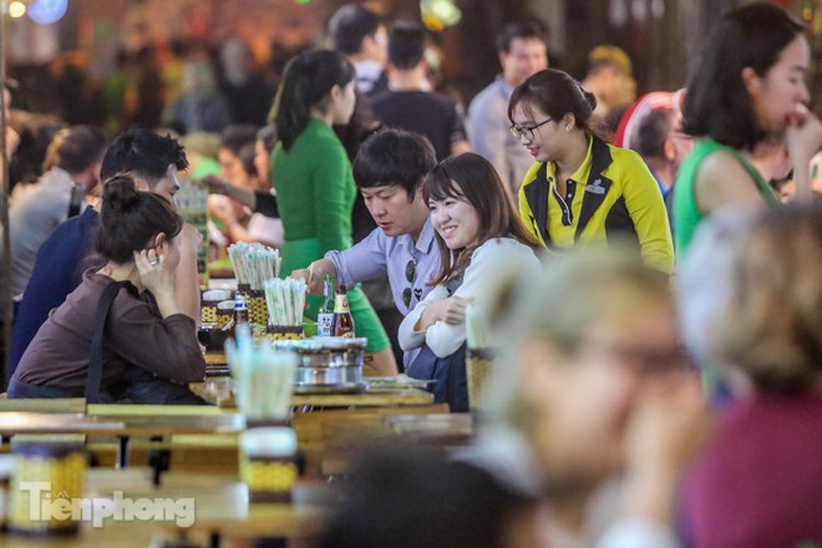 return of foreign tourists breathes energy back into ta hien street hinh 6