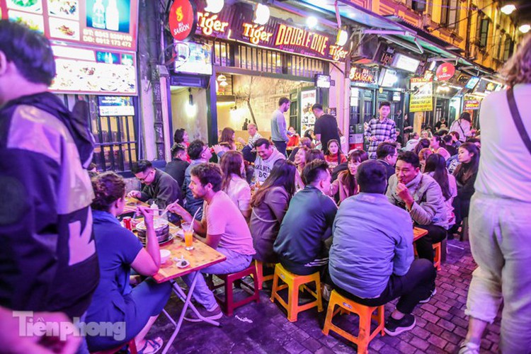 return of foreign tourists breathes energy back into ta hien street hinh 7