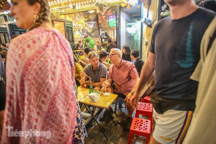 return of foreign tourists breathes energy back into ta hien street hinh 8