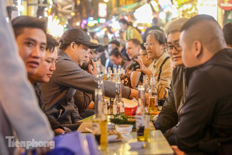 return of foreign tourists breathes energy back into ta hien street hinh 9