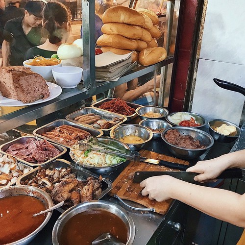 popular banh mi shops located through old quarter in hanoi hinh 12