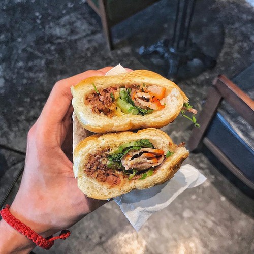 popular banh mi shops located through old quarter in hanoi hinh 2