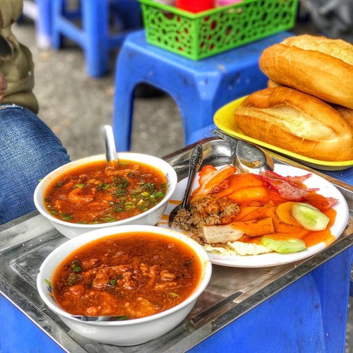 popular banh mi shops located through old quarter in hanoi hinh 4